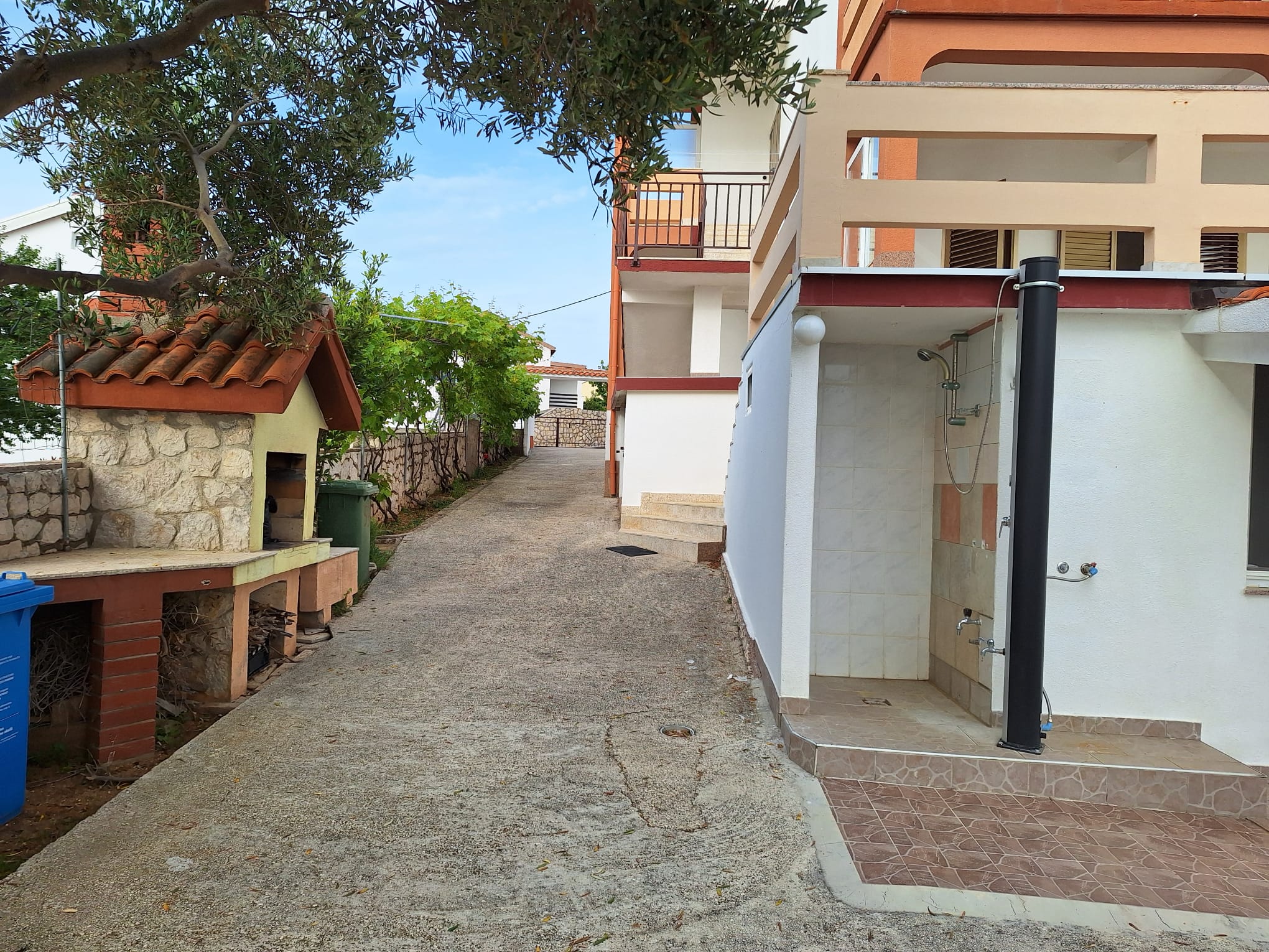 grill ,tuš i ulaz u apartman