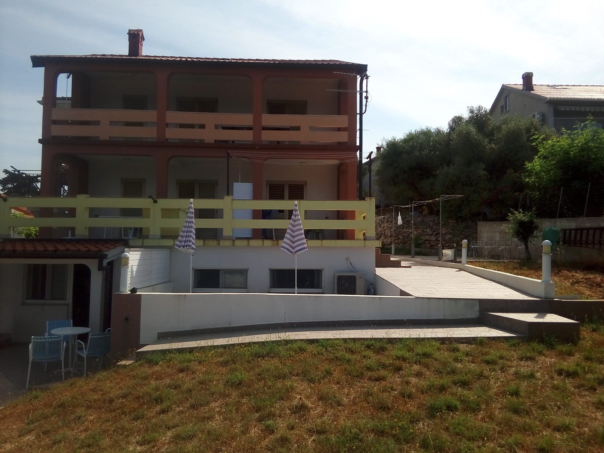 358735576_758936706236397_1014574514747928933_n Prostrana terasa Apartmana Ksenija sa suncobranima i pogledom na more.