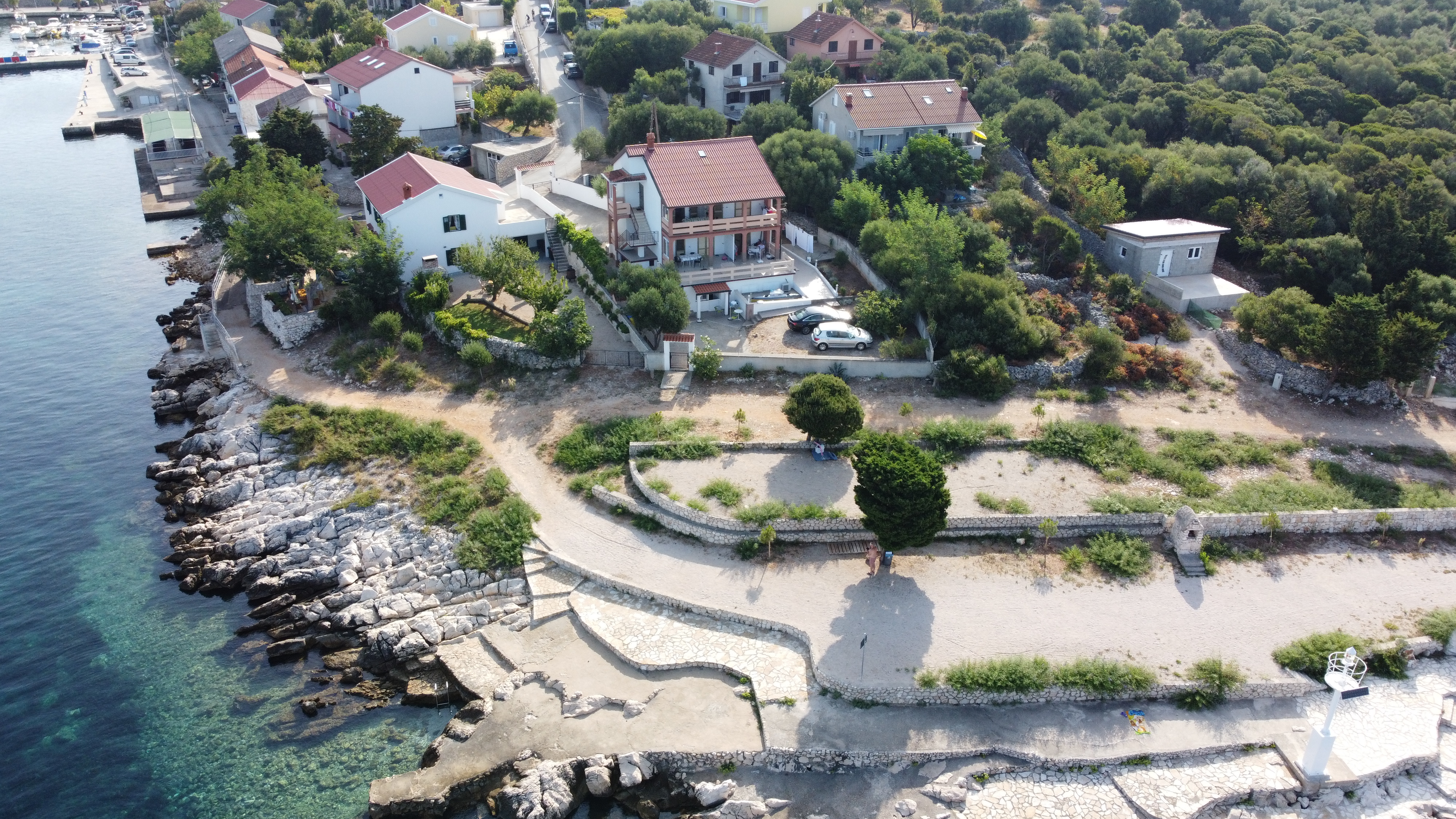 Apartmani Ksenija iz zraka, uz svjetionik i plažu na obali kristalno čistog mora.